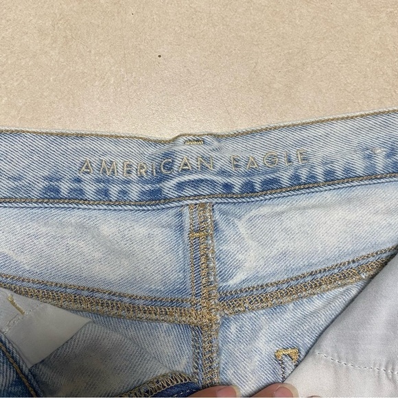 American Eagle Shorts Women’s Size 2 Light Wash distressed Denim Mom Shorts - Picture 9 of 14